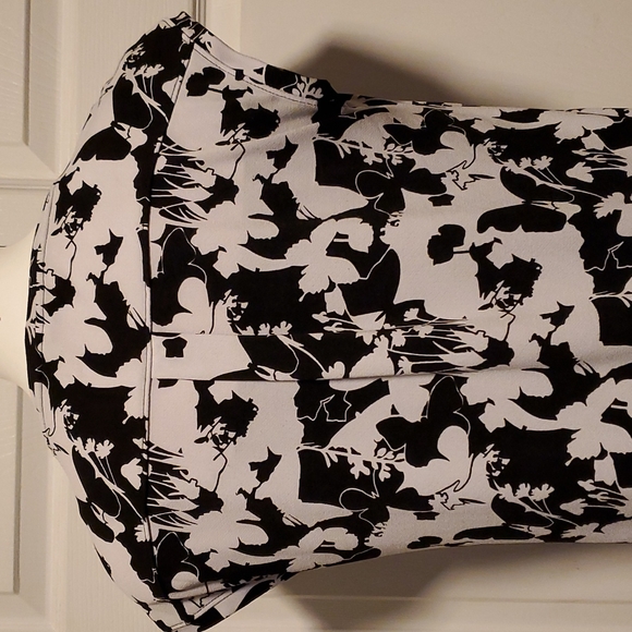 Elle Butterfly Silhouette Black/White Printed Women's Crepe Top - Size Small - Picture 6 of 8